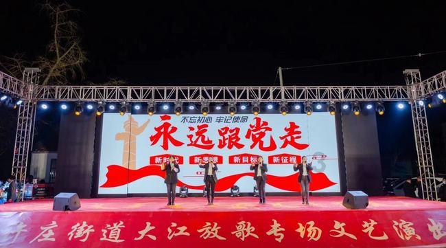 用两条深深的巷子,为宽窄立传